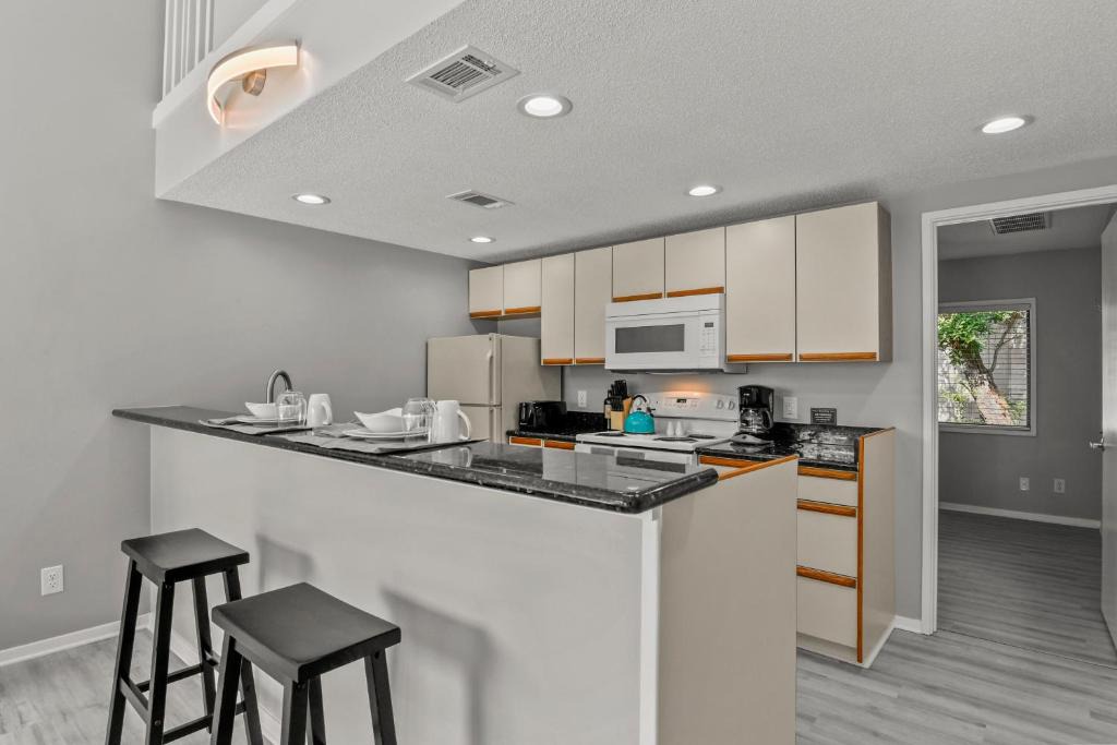 Gulfport Apartment | NEW King with Loft Beach Near Gulf