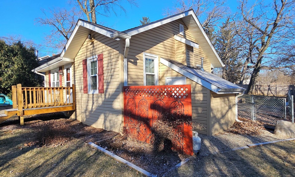 Lake Shangrila Cottage | New Listing! Cozy Lake Shangri-La Cottage! Big yard, fire pit, sleeps 4