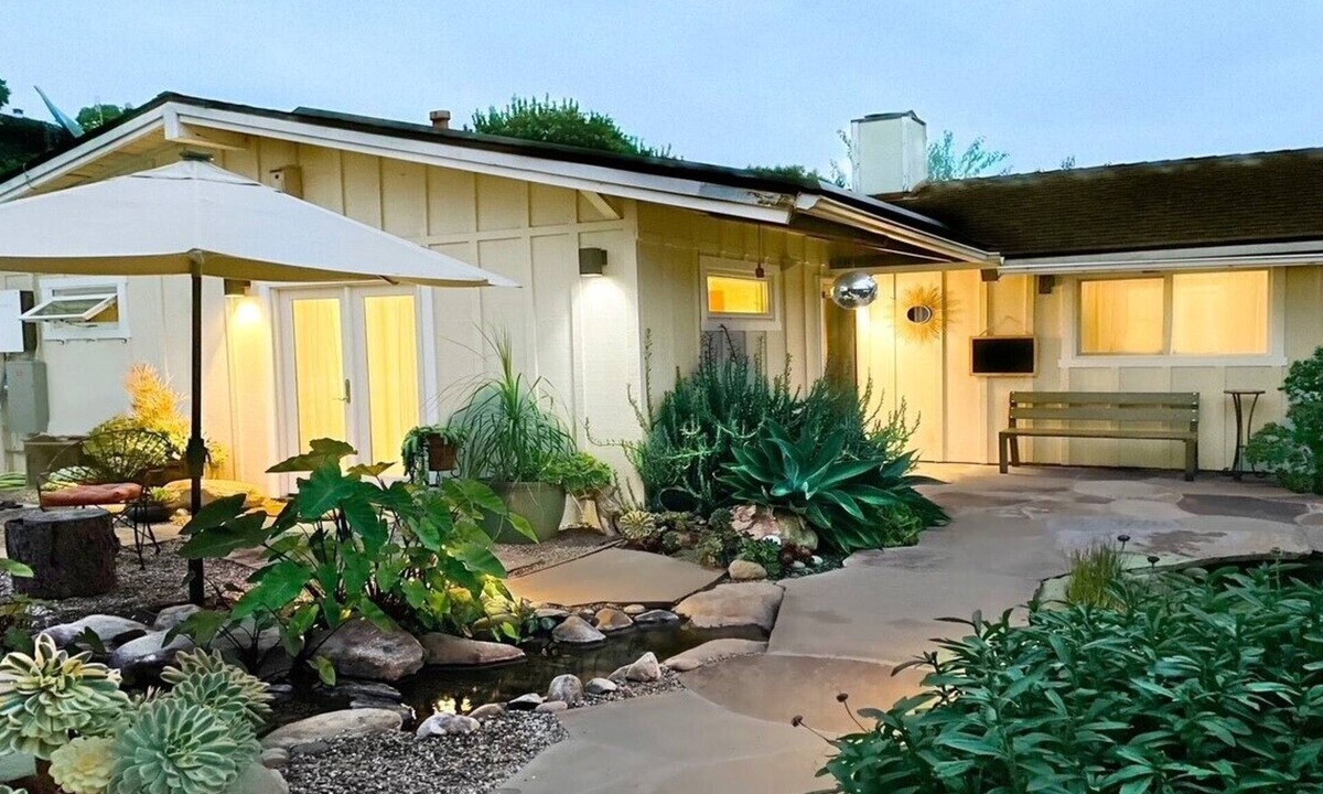 Alta Mesa House | New Listing Monthly, Mesa Gardens, 2 Bed Home w/Private Jacuzzi & Koi Pond