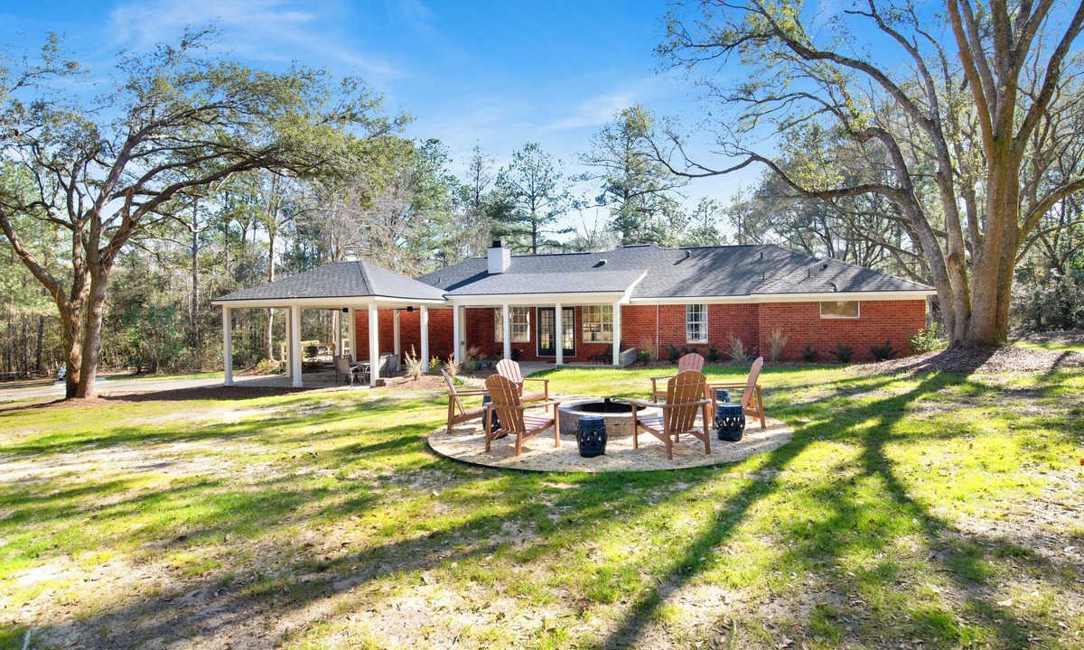 Fairhope House | NEW LISTING Peaceful Fairhope Retreat, 4 BR on acreage, fire pit, bunk room