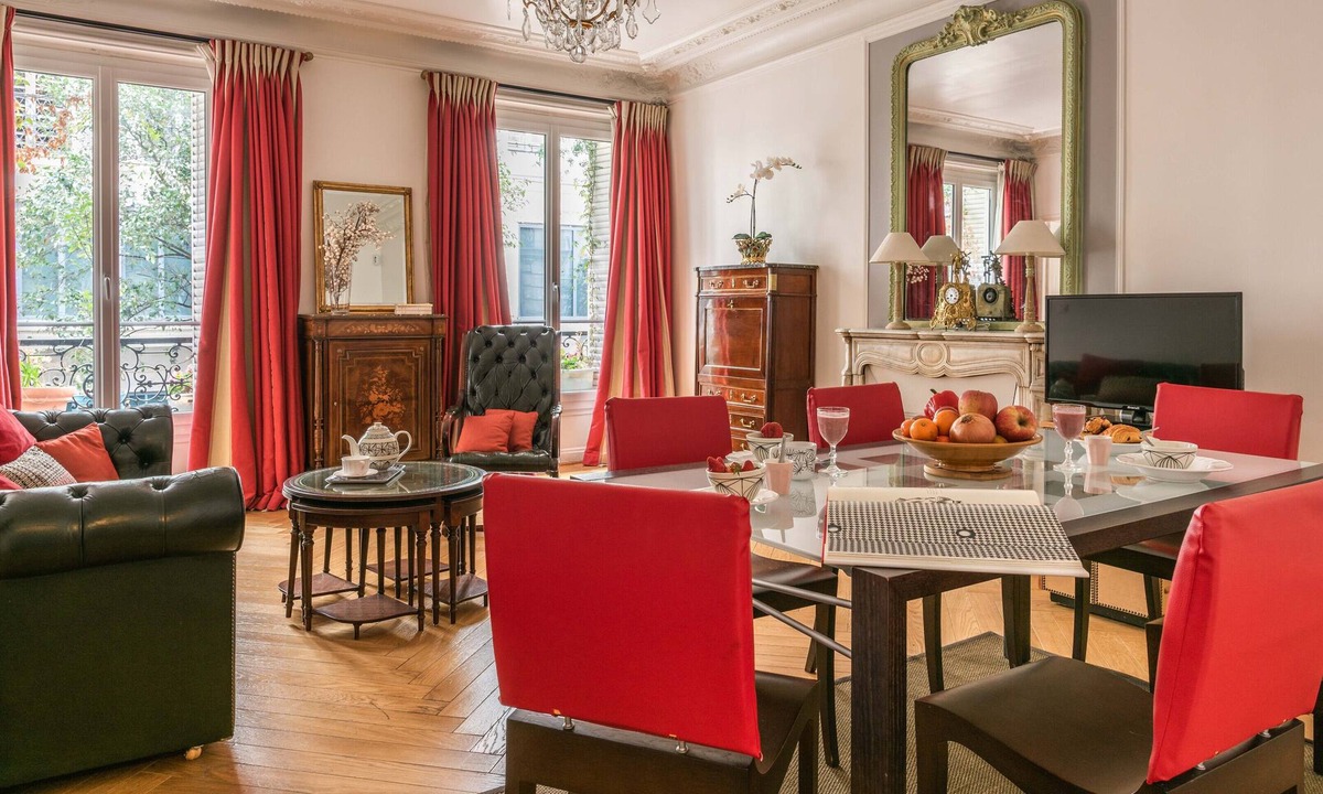 Quartier du Mail Apartment | NEW Paris Centre Historic Chic Suite 2 Bedrooms and 1 Bathroom