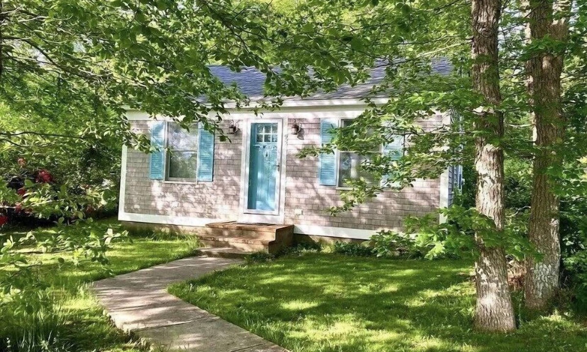 Fairhaven Cottage | New rental this summer - Across the street from the water !!