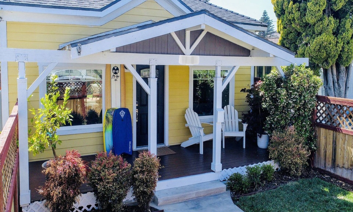 Ventura House | NEW Surfrider Bungalow - walk to downtown and the beach!