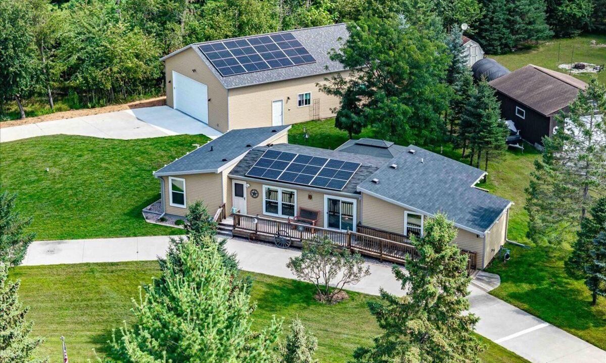 Nekoosa House | Newly Remodeled Cozy Home Near Lake Camelot minutes from Sand Valley Golf Resort - PET FRIENDLY!