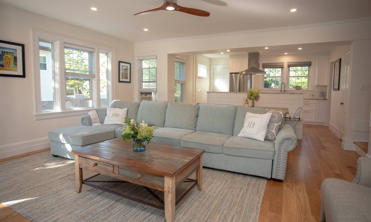 Top of the Hill House | Newly Renovated 6BR with Parking & Outdoor Shower!
