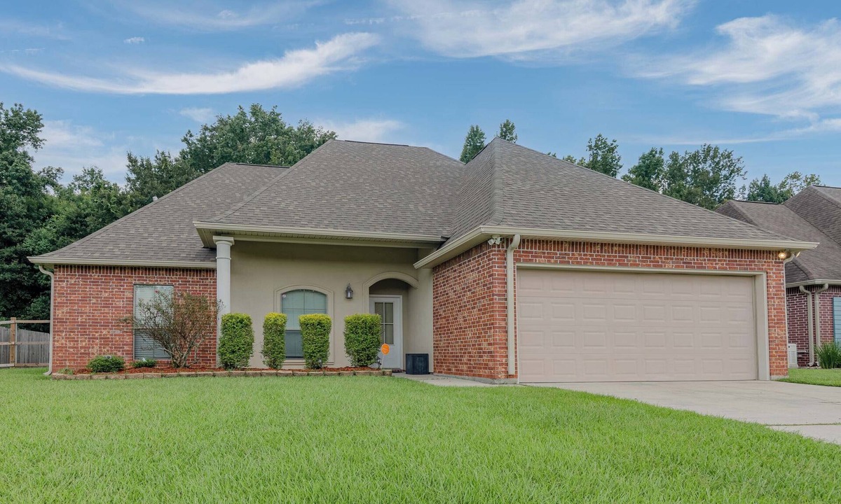Prairieville House | Nice 4-bedroom house with AC in charming Prairieville