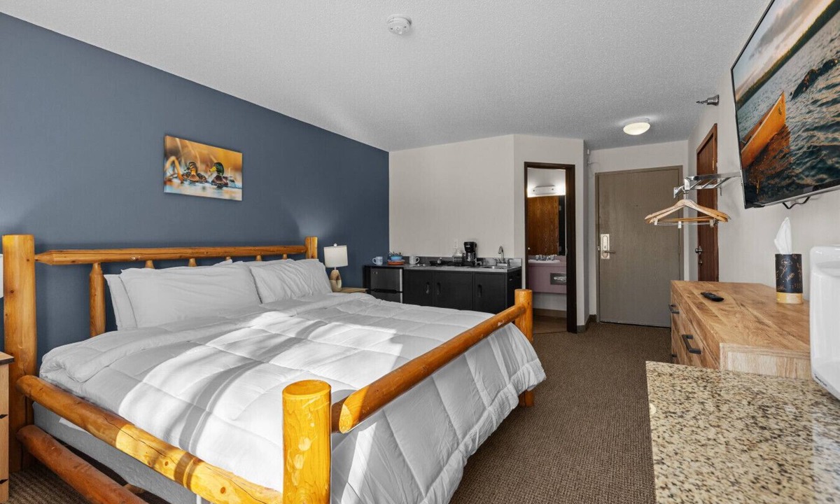 Nisswa Bed & Breakfast | Nisswa Hotel & Suites – Edward Lake Family Suite - Kitchenette