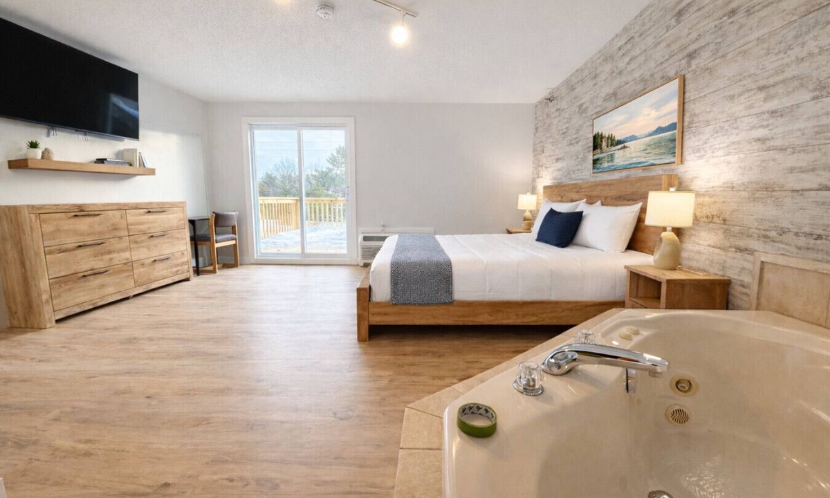 Nisswa Bed & Breakfast | Nisswa Hotel & Suites – Whitefish Lake Jacuzzi King · Balcony · Kitchenette
