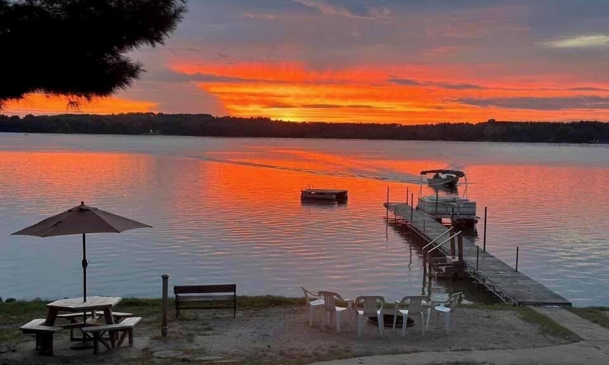 Wautoma Cabin | No steps to the lake/sandy beach/hot tub/fireplace/amazing sunsets