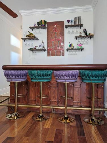 Faubourg Livaudais House | NOLA Luxury, Near Parade Route, Bar & Porch