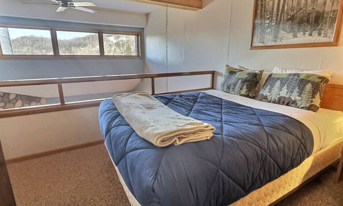 Lutsen Condo | North Shore ski-in/ski-out loft pool + hot tub