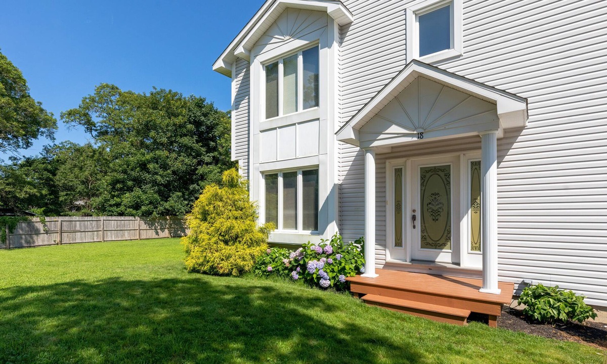 Oak Bluffs House | Oak Bluffs - Quiet Neighborhood - Walk to Town, Ferry, Library and more!
