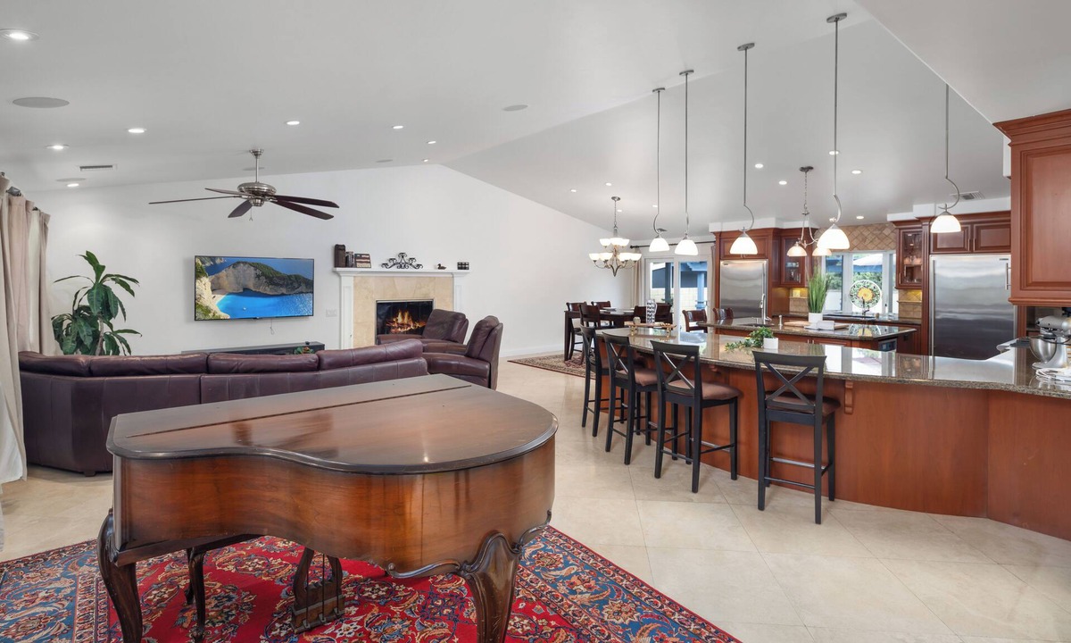 Fullerton House | OC Getaway 6 Miles to Disneyland 5 Bedroom 3 bath with a Pool