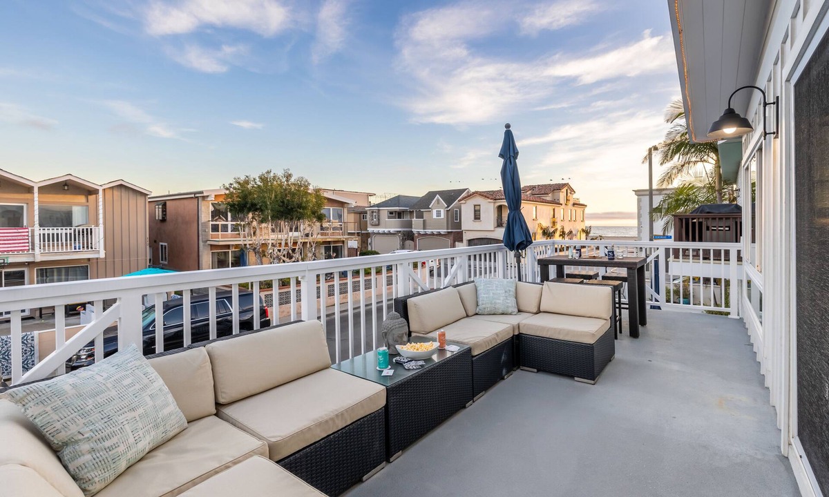 West Newport House | Ocean Breeze II by AvantStay | Steps to the Beach!