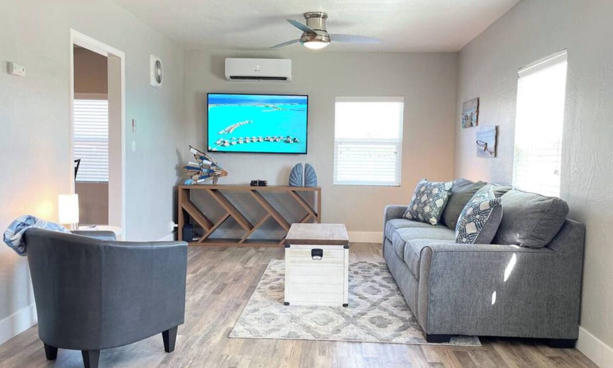 Visalia House | Ocean Breeze Modern Pet-Friendly Sequoia Home