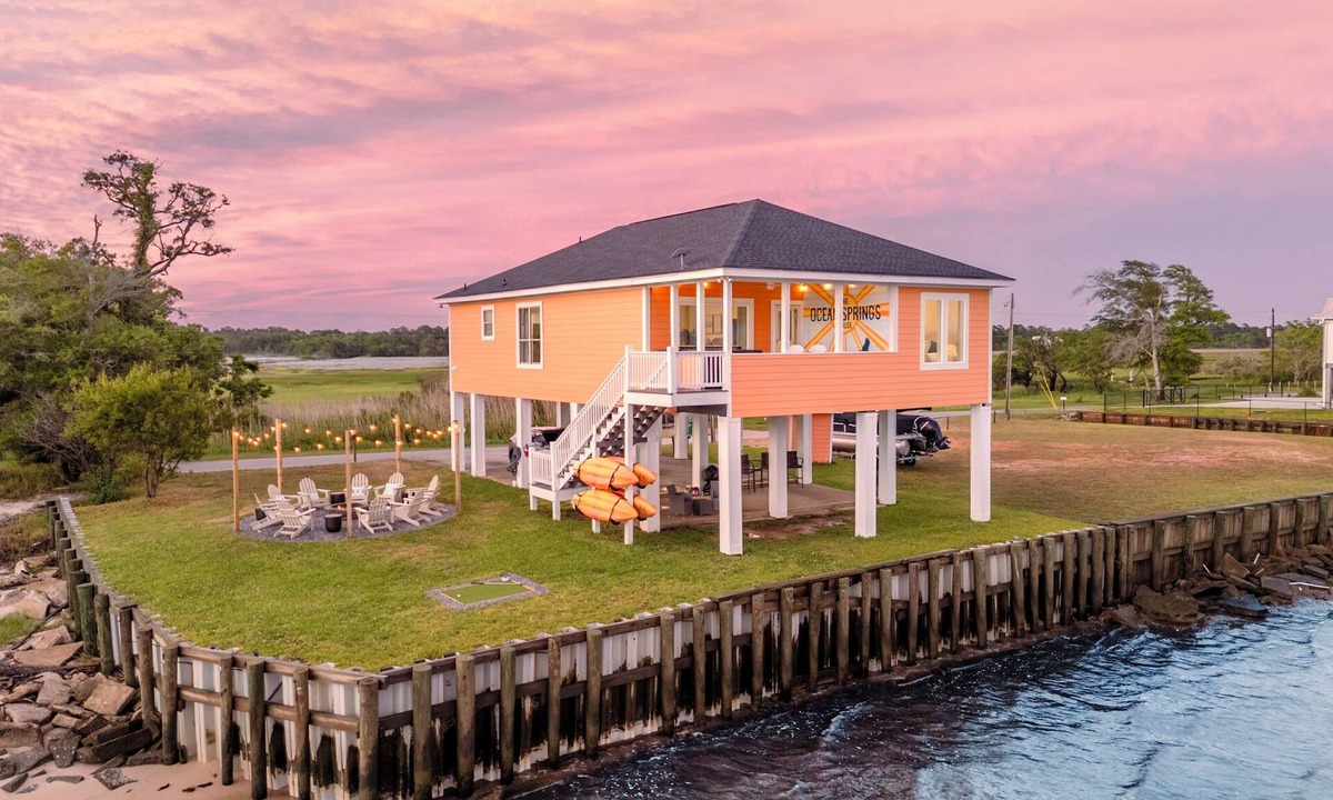Ocean Springs House | Oceanfront, Hot tub, Firepit, Kayaks, Dog-Friendly