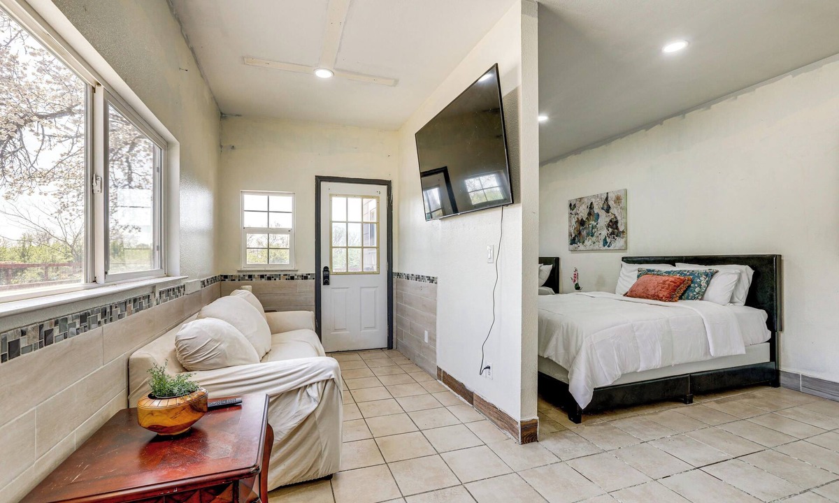 Galt Apartment | On Orchard! Peaceful Countryside Retreat in Galt