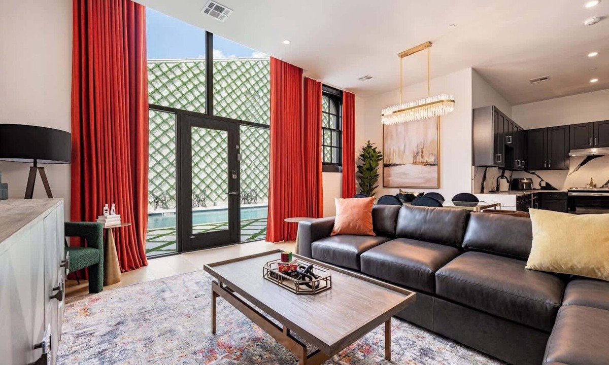 Central Business District Apartment | On Parade Route | Luxury Hotel