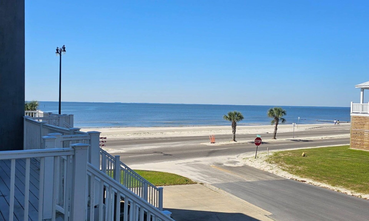 Mississippi City House | ON THE BEACH;ROOF TOP DECK; ELEVATOR Unique and spacious beach getaway