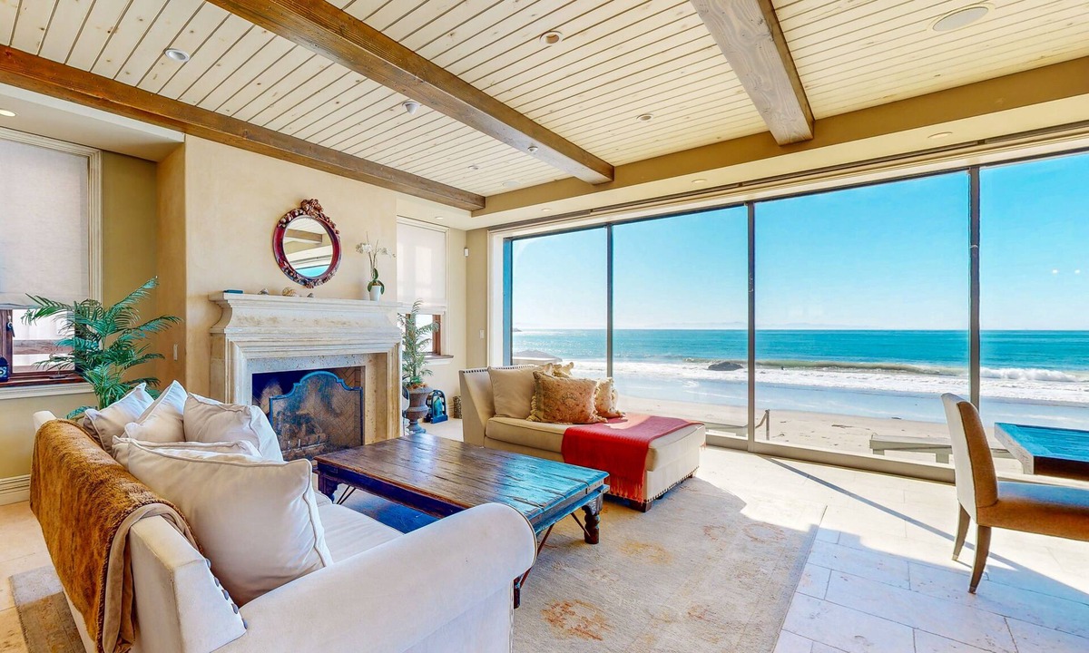 Mussel Shoals House | Opulent oceanfront house in Mussel Shoals with rooftop deck & retractable walls