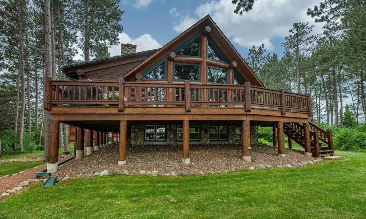 Land O Lakes Cabin | Otter Point Lodge - 4BR, 3BA 1100ft water frontage log home w/2 docks & firepit