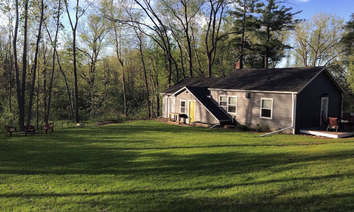 Howard House | Pamperin Park Cottage - House, Completely Updated Minutes to Lambeau
