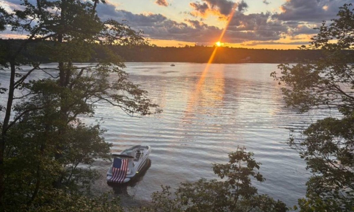 Bourne House | Paradise View Getaway - 4BR2BA - Stunning Lakeview