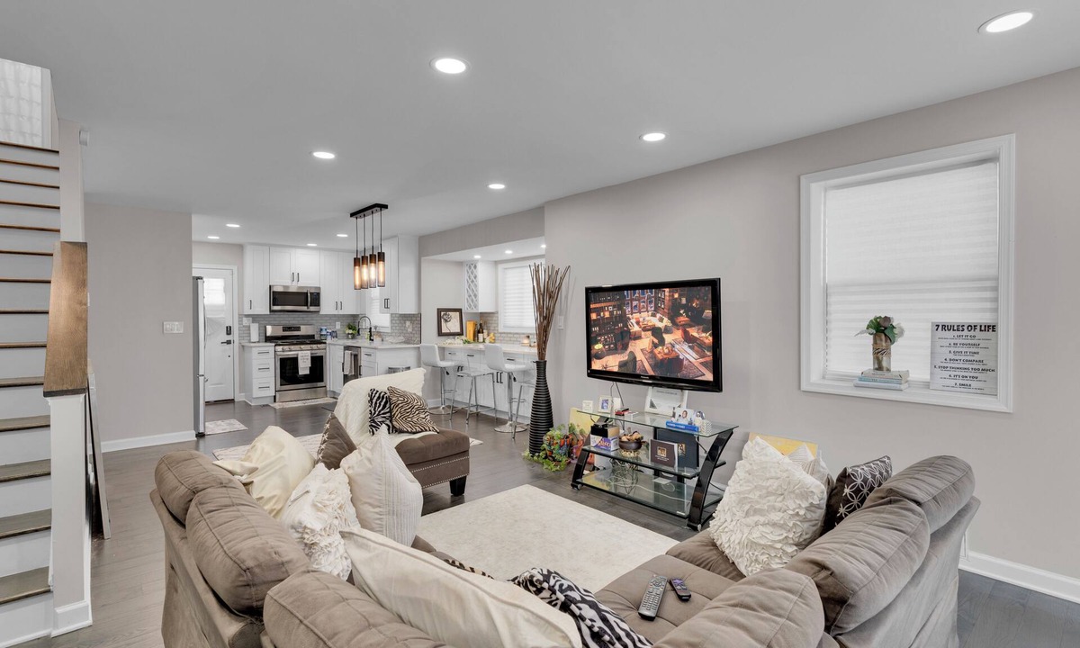 Northeast House | Peaceful 2BR/2.5BA DC Townhome: Private Gym,Parking, Metro & Work-Friendly Space