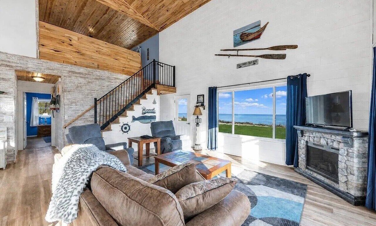 Oconto House | Peaceful Cobalt Cottage on the Bay in Oconto