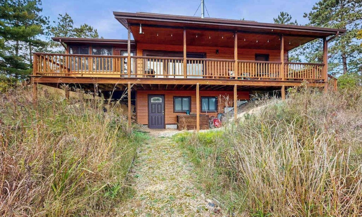 Oxford House | Peaceful lakeside retreat with prairie views, fire pit, grill, kayaks & canoe