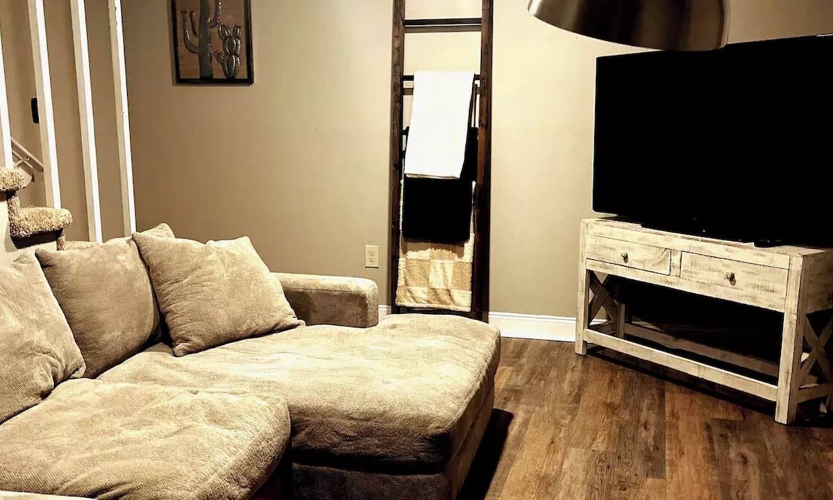Old Jefferson Apartment | Peaceful Two story Apartment