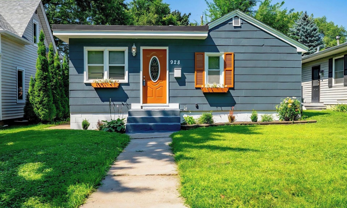South St. Paul House | Perfect 2-bedroom house with AC in South Saint Paul