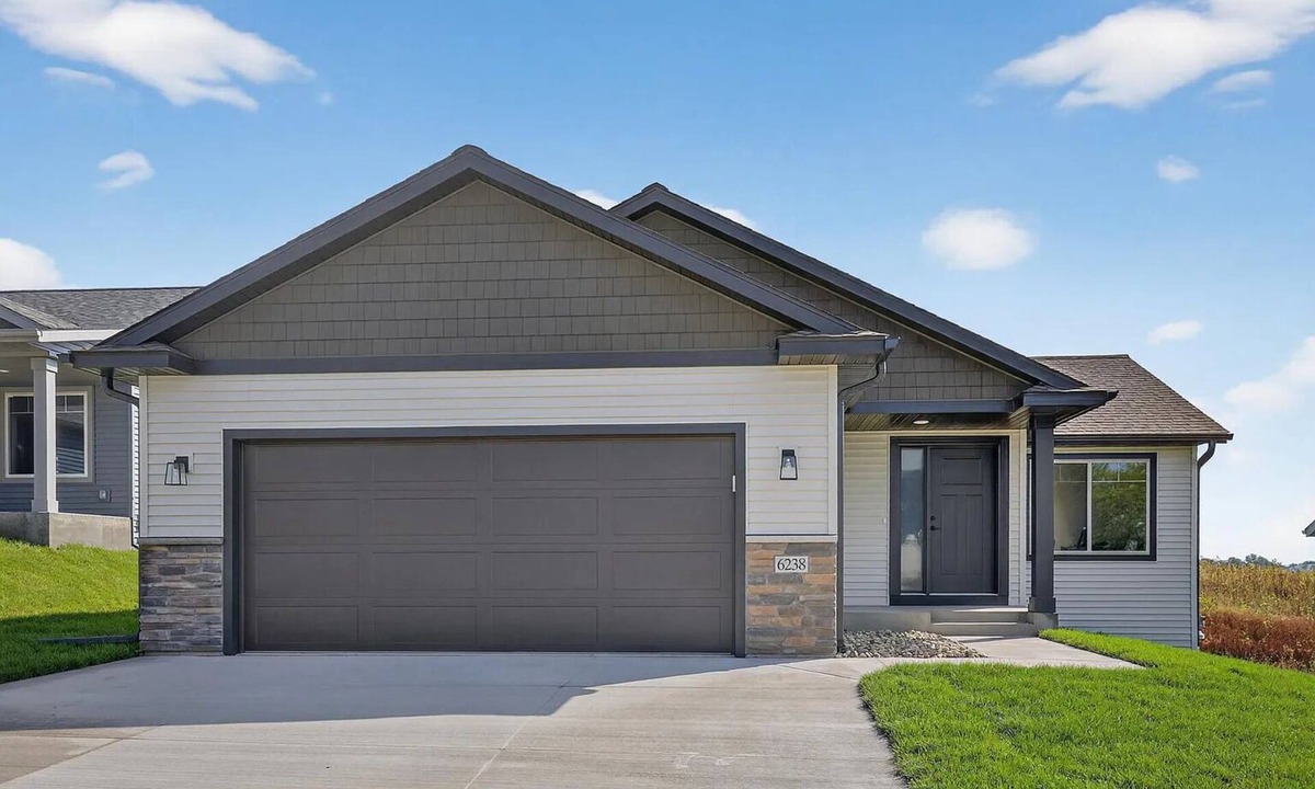 Cascade Township House | Perfect Luxury 4-bedroom house with Central AC in Rochester