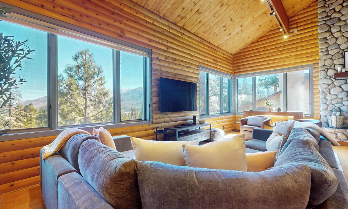Mammoth Lakes Condo | Pet-Friendly Deluxe Townhome. Private Hot Tub & Gas Grill, Near Lakes Basin