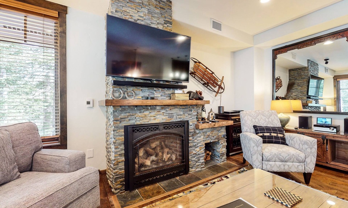Woodwinds House | Pet-Friendly Luxury, On Golf Course. Gas Grill, Hot Tub & Game Room. Quiet