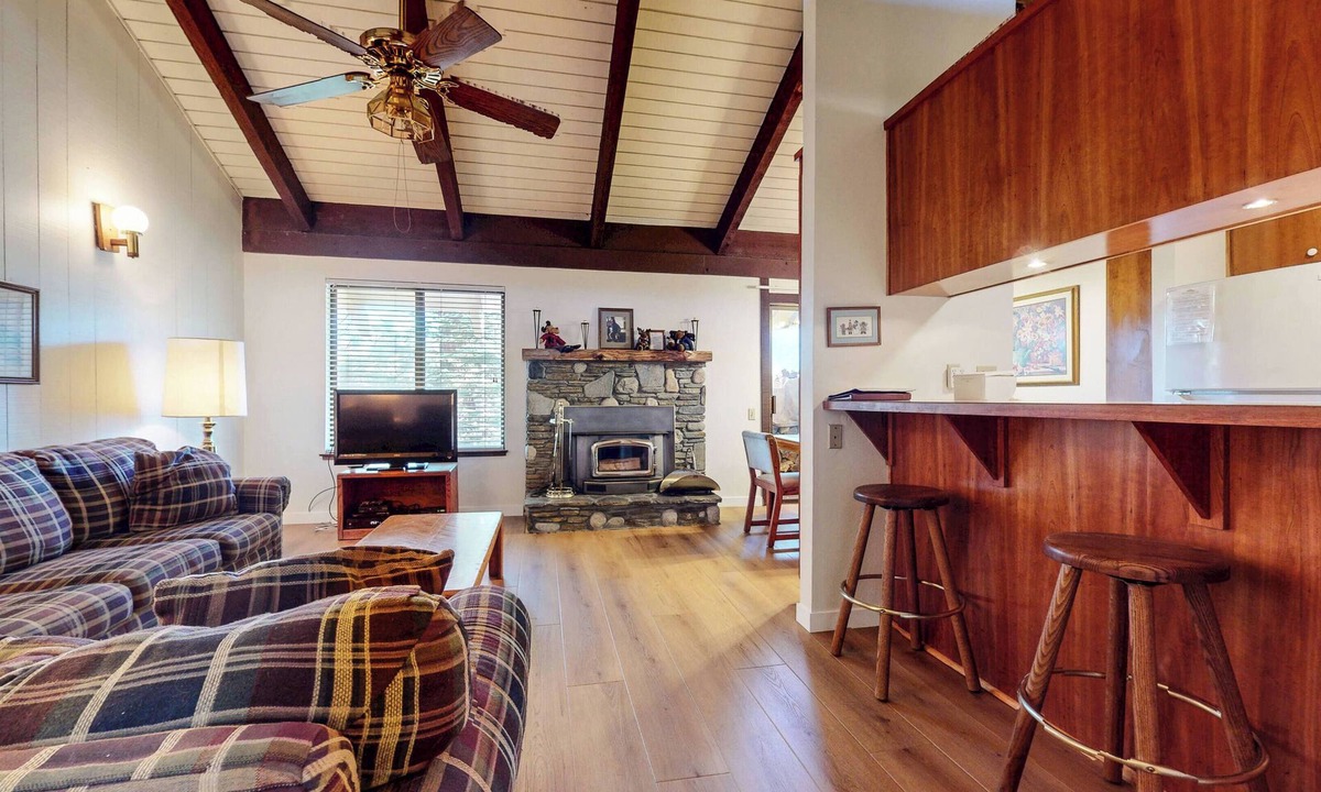 Mammoth Lakes Condo | Pet-Friendly Rustic Cabin. Near The Village & Lakes Basin, Pool and Hot Tub