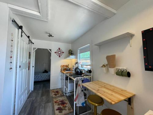 Bodfish House | Petite Guesthouse with Kitchenette and Private Bathroom