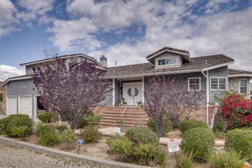 Simi Valley Apartment | Pets Welcome! Simi Valley Home w/Mtn & City View