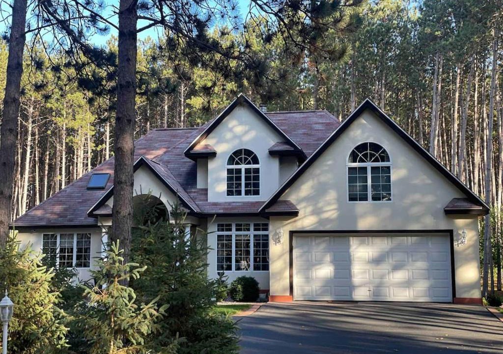 Arkdale House | Pine Forest Villa w/hot tub 5 min from Lake