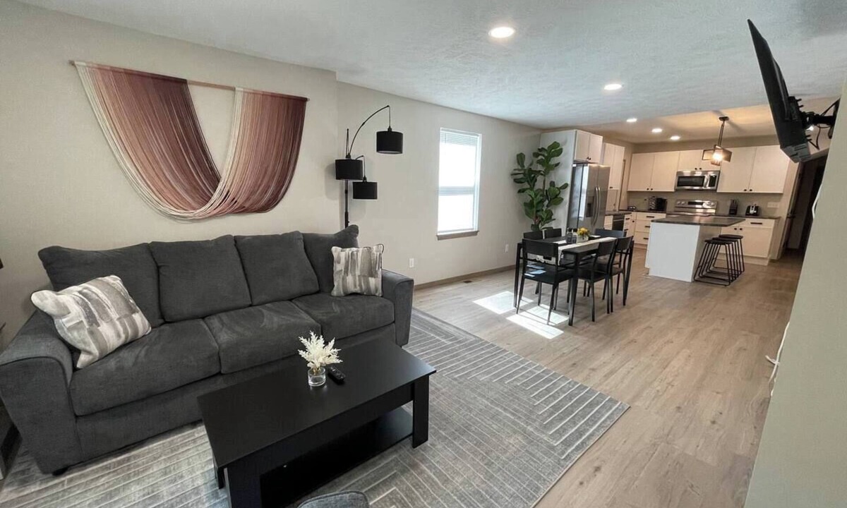 Folsom's Addition House | Platinum House ArcadeGames Foosball Airhockey Central Downtown 5-bed