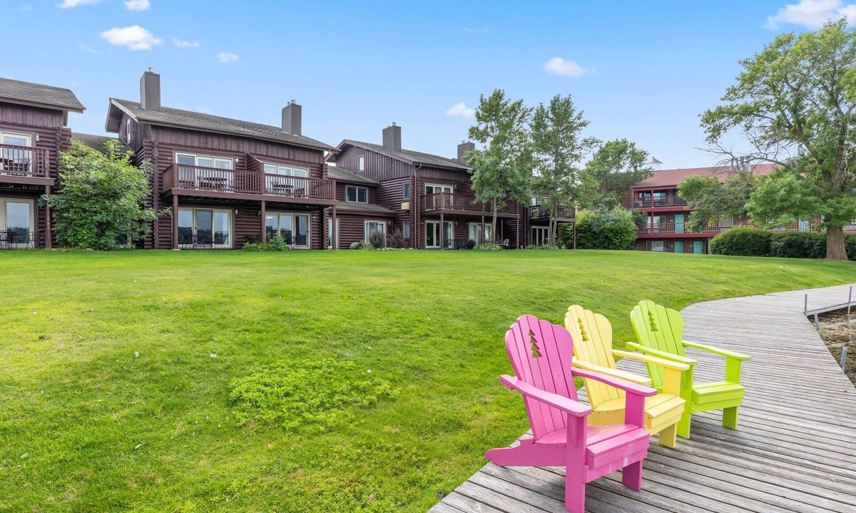 Breezy Point Condo | Point Condos 2BR w/Lake Views & Fireplace