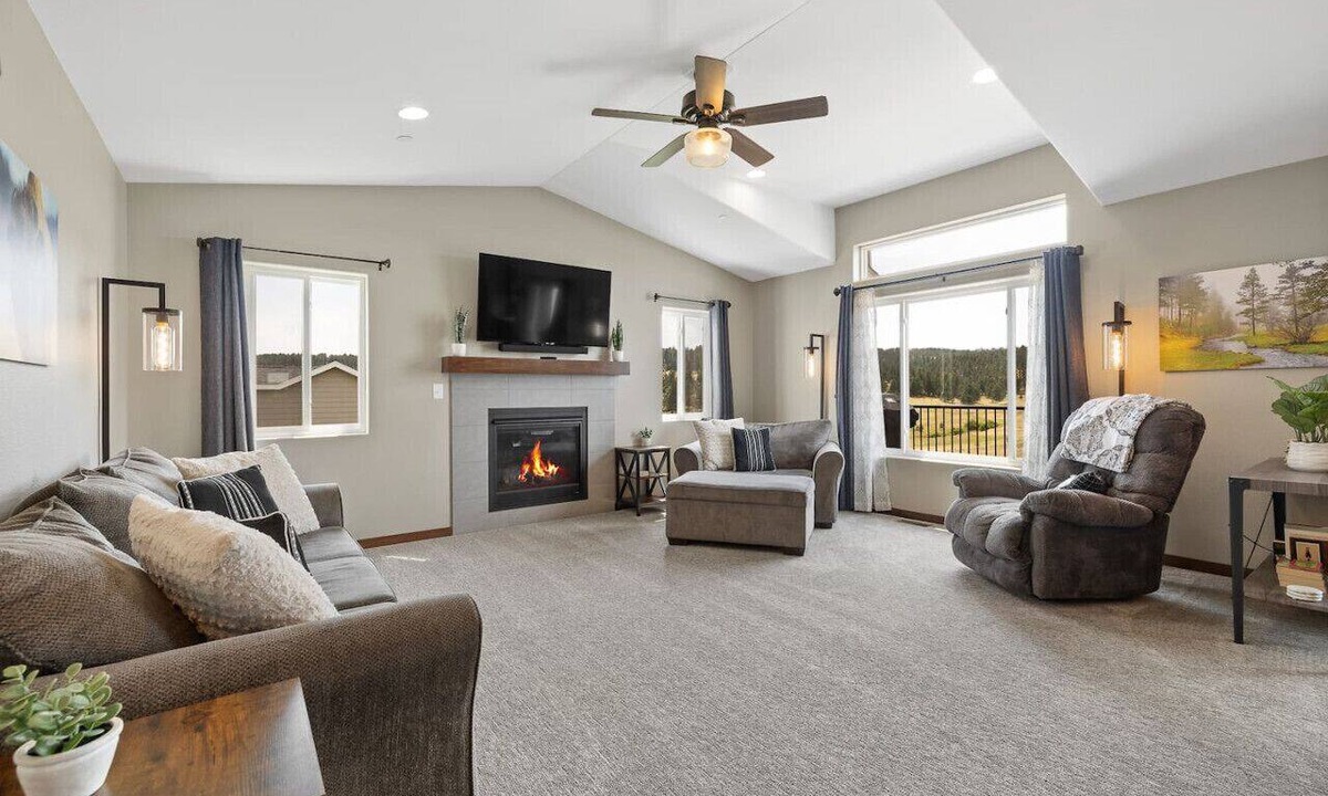 Colonial Pine Hills Apartment | Ponderosa Mile Retreat