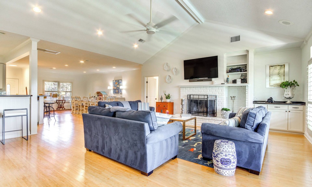 Shoreline Park House | Pool, Fire Pit & Tennis Court: Gem in Bay St Louis