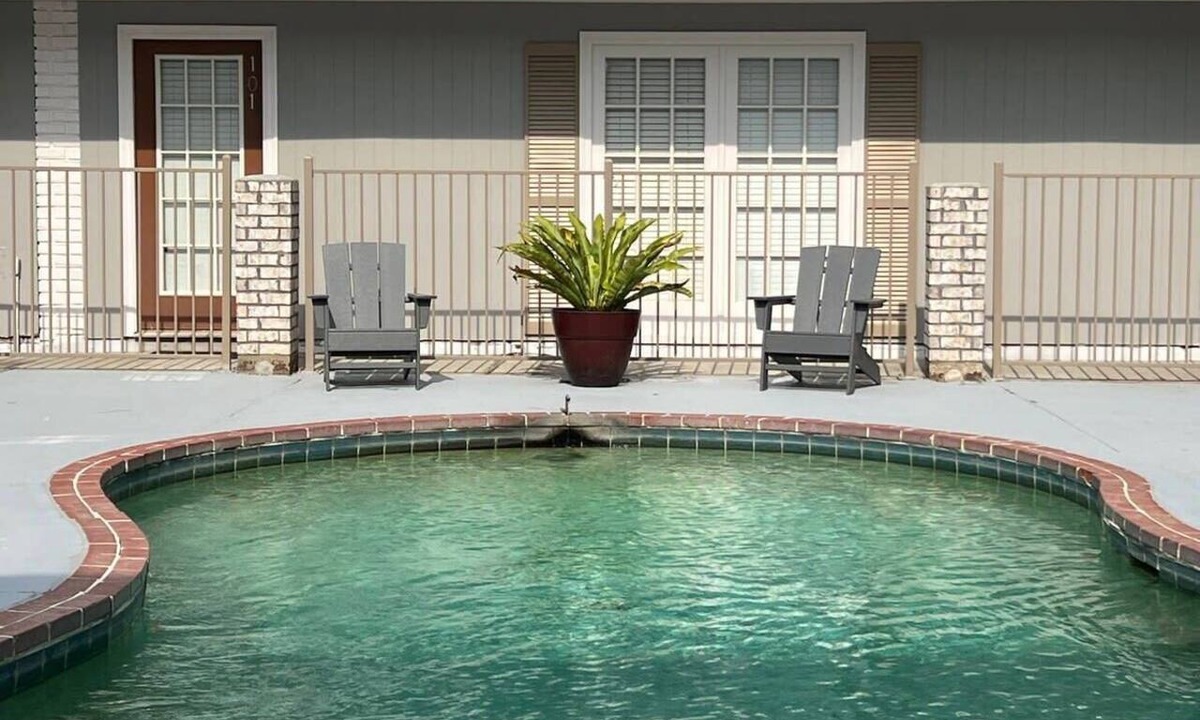 Highlands - Perkins Apartment | Pool | Walk to LSU | WD | TV in bedroom | Gated