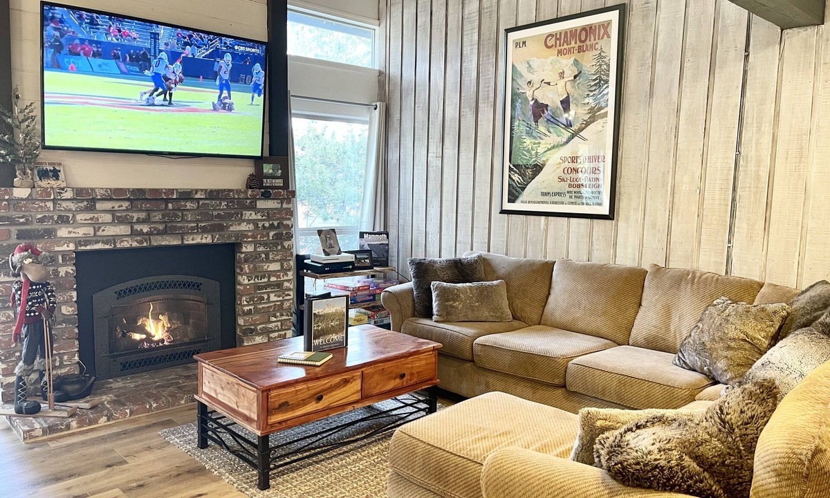 Mammoth Lakes House | PRESIDENT’S DAY WEEKEND OPEN! Walk to Canyon Lodge, 3 bed 3 bath Sleeps 10