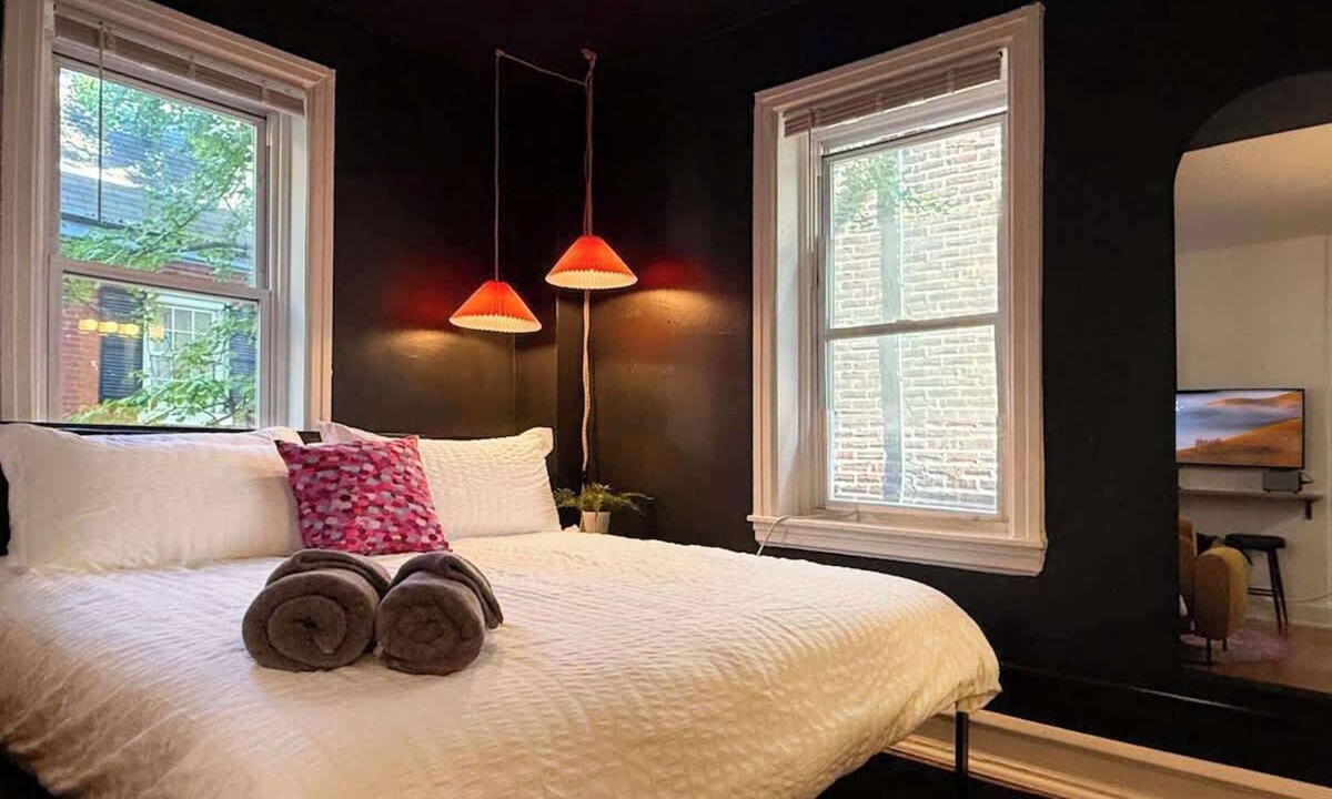 Gayborhood Apartment | Pride Weekend | King Bed | Full Kitchen | Stylish