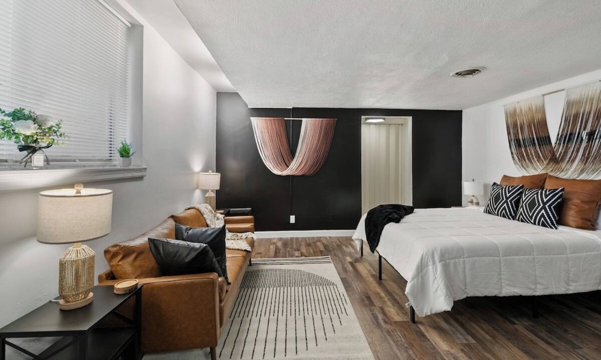 Downtown Omaha Apartment | Prime Location Midtown Omaha #11