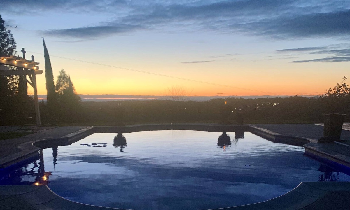 Newcastle Resort | Private Auburn Pool & Spa Retreat Sleeps 10+ Dogs Sunsets Wineries