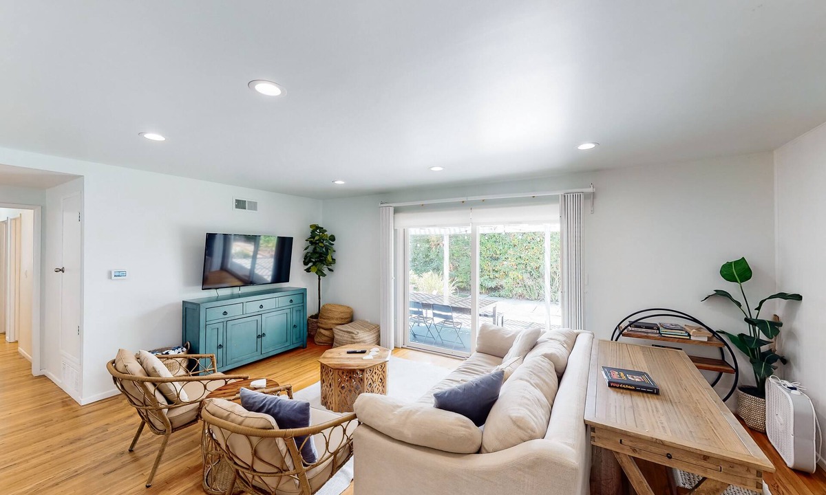 Goleta House | Private coastal getaway with twilit alfresco dining & quiet beach neighborhood