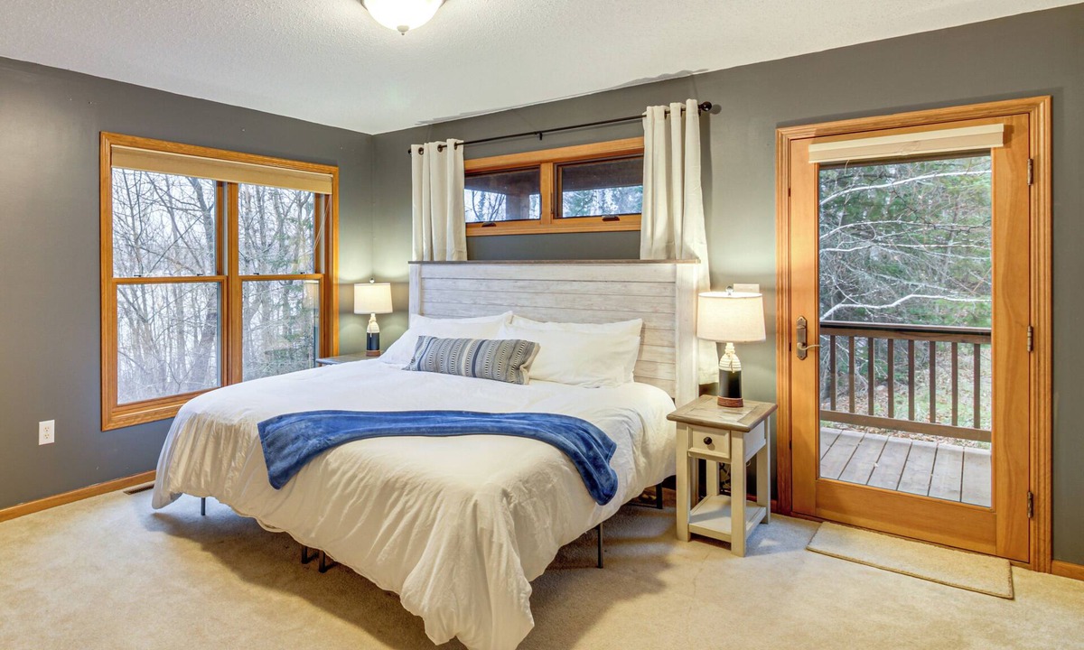 Melrude Cottage | Private Lakefront Home w/Game Room in Aurora!